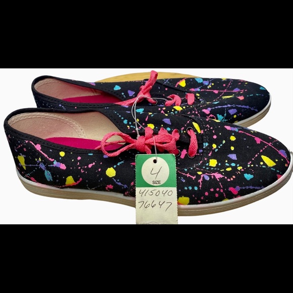 NEW Butterflies Youth Girls Sneakers 4 Paint Splatter Design Black Pink Laces - Picture 3 of 6